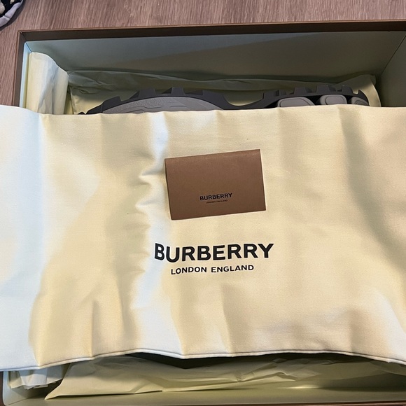 Burberry Arthur Brand New Size 44 = 11Mens - Picture 8 of 10